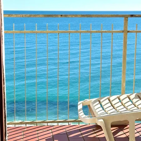 P025 - Porto Recanati, Ampio Quadrilocale Fronte Mare
