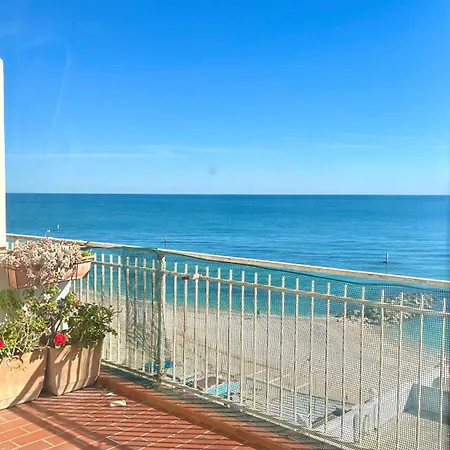 P025 - Porto Recanati, Ampio Quadrilocale Fronte Mare Porto Recanati